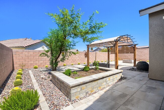 Building Photo - Stunning home with a serene Zen backyard, raised garden beds, fountain and spa!