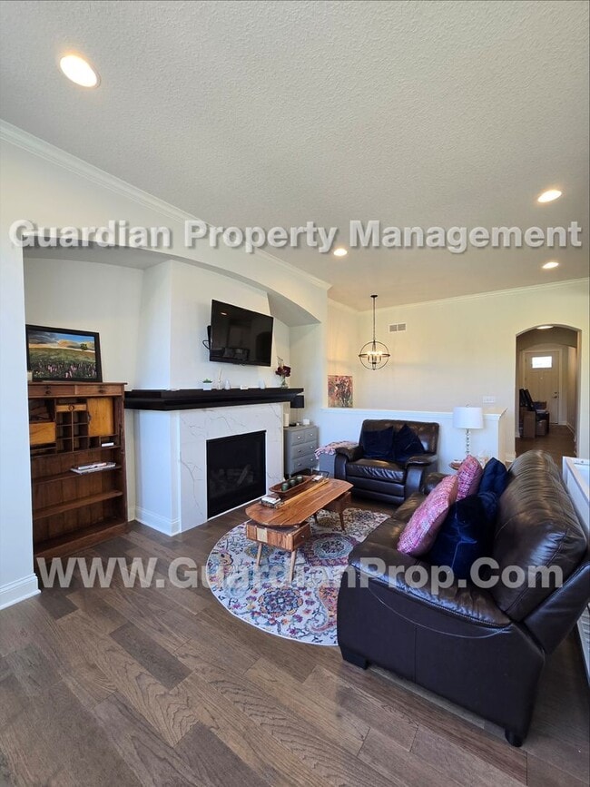 Building Photo - Chaska luxury home, Extra-large living areas, Owners suite, Walkout patio