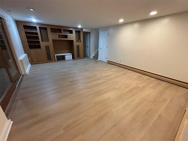 Building Photo - 162 Birchwood Park Dr