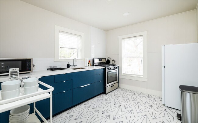 Building Photo - 114 Redan St