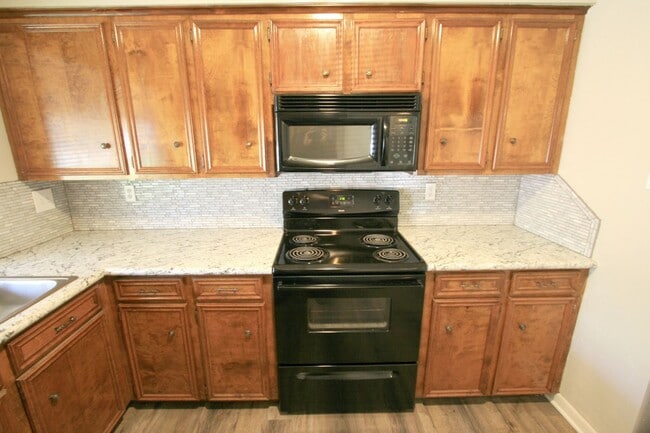 Building Photo - 2301 Raintree Dr