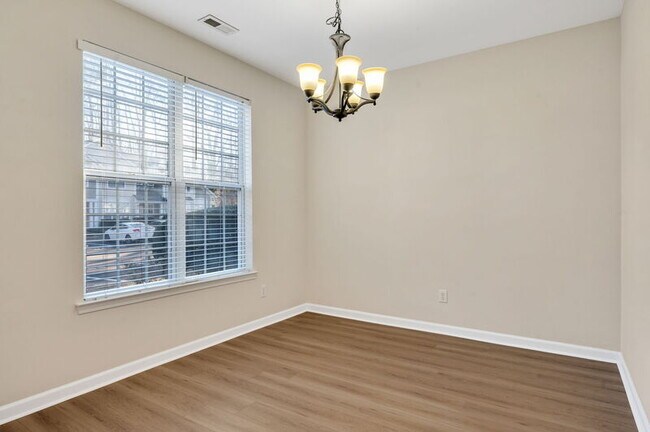 Building Photo - 2204 Valley Haven Dr