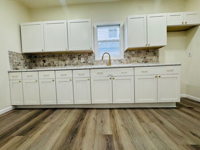 Building Photo - Charming 4-Bedroom Property in Prime Location