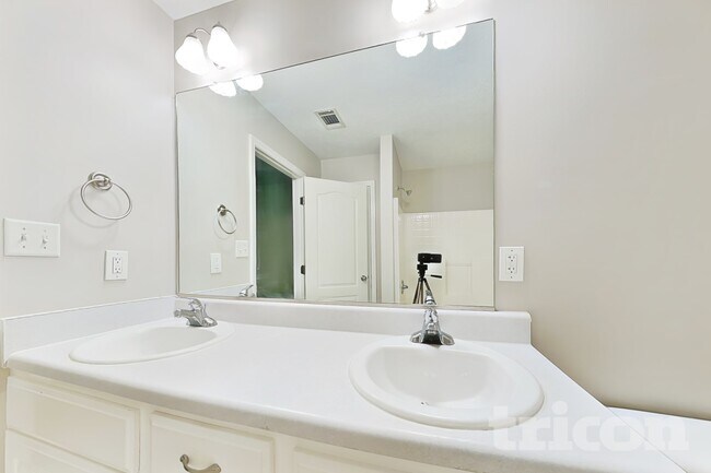 Building Photo - 2124 Sylvan Lake Dr