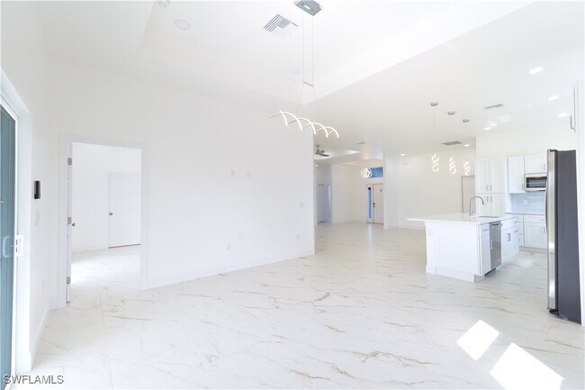 Building Photo - 2561 Sunniland Blvd