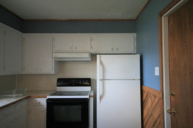 Building Photo - Newly Re-Modeled 3 Bedroom 2 Bath Home! Zi...