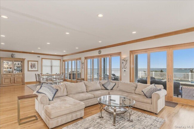 Building Photo - 672 Dune Rd