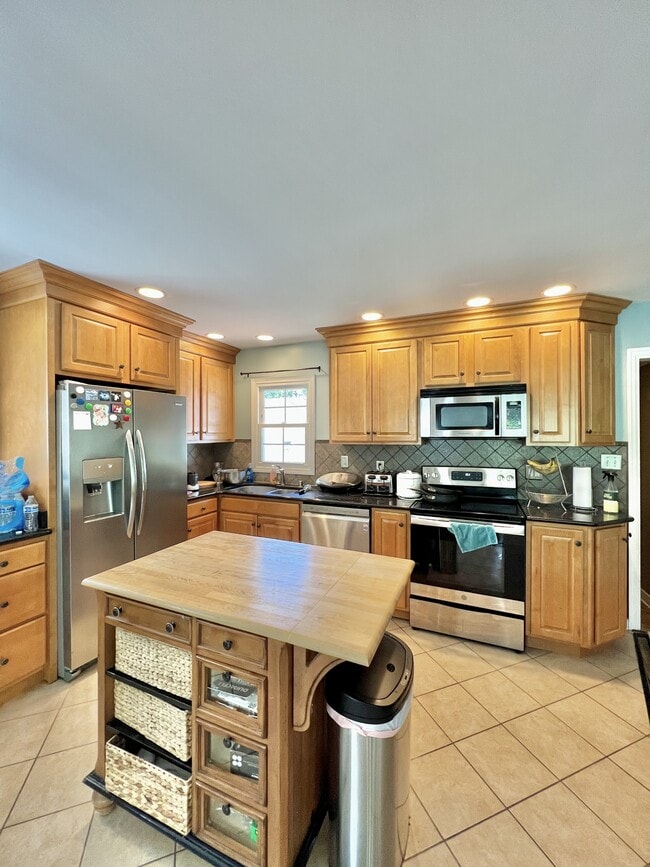 Building Photo - 323 E Lowry Ln