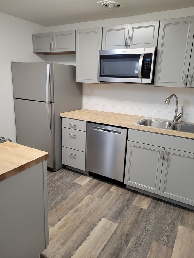 Building Photo - 1700 NE Wells Acres Rd