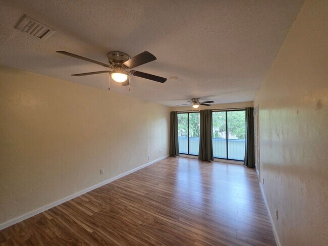 Building Photo - Spacious Townhome in The Trails