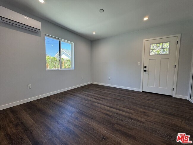 Building Photo - 3121 Oakhurst Ave