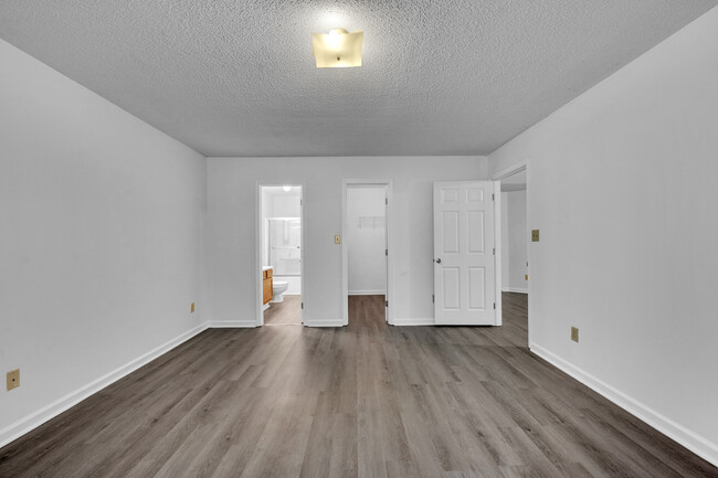 Building Photo - 6745 Lakes Edge Ln