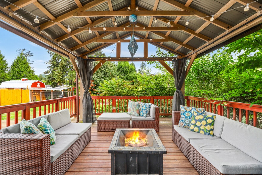 Outdoor living area on back deck - 4232 332nd Ave SE
