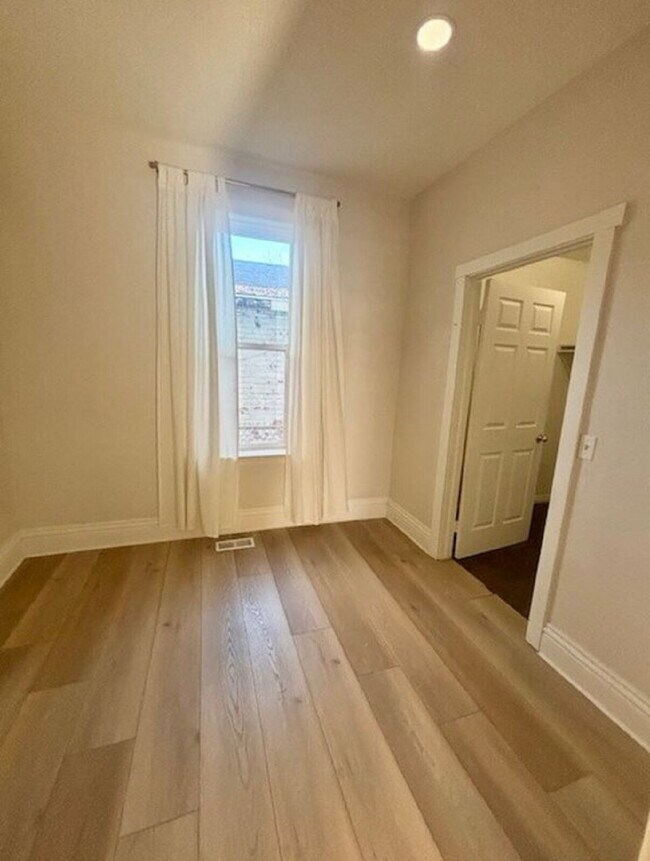 Building Photo - Downtown Remodeled Living