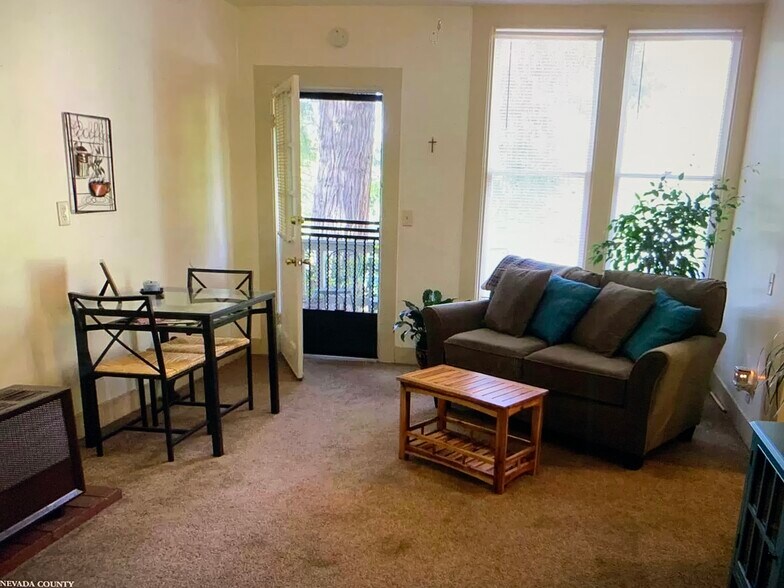 Livingroom - 429 South Auburn