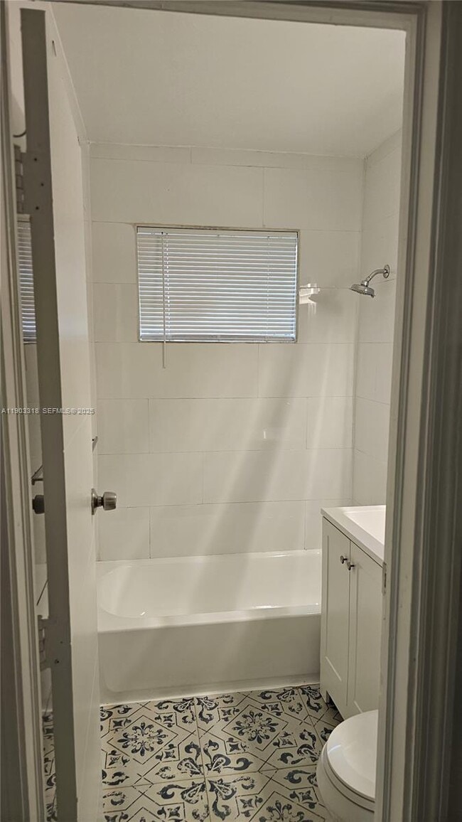 Building Photo - 1004 NW 3rd Ave