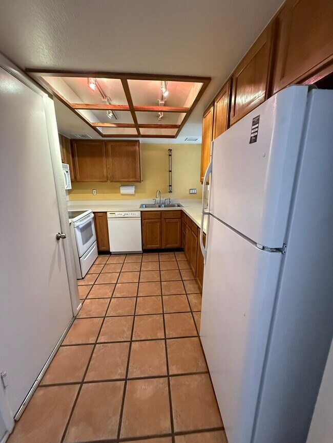 Building Photo - Town Home For Rent