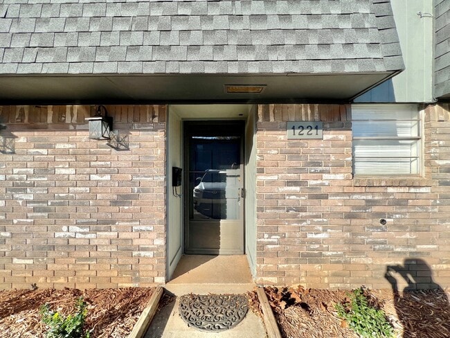 Building Photo - 1223 Lakecrest Dr