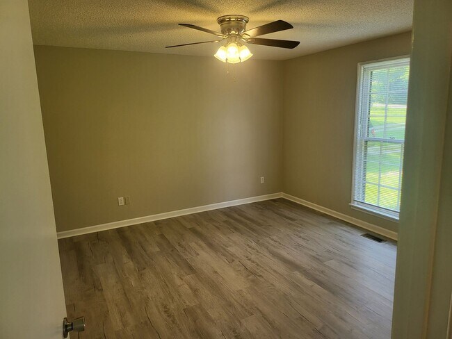 Building Photo - Nice Mt. Juliet Ranch 4 bedroom 2 bath on ...