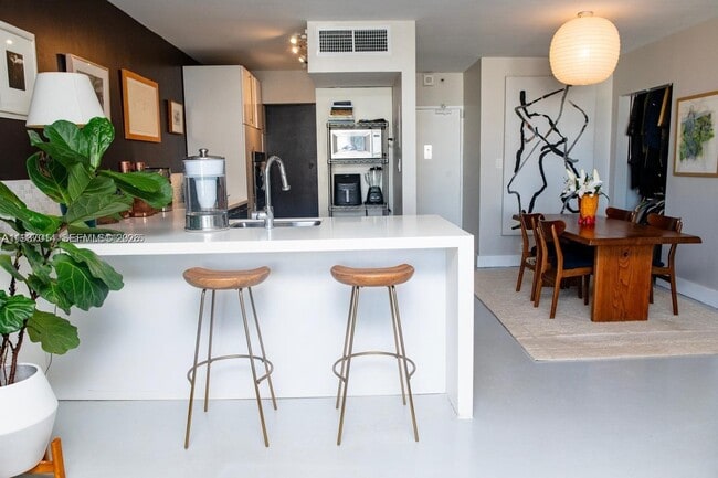 Building Photo - 1000 West Ave