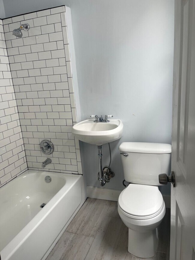 Building Photo - Newly Renovated Tri-Plex Near Forsyth