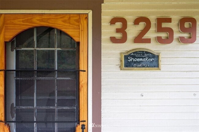 Building Photo - 3 Bedroom 1800 sq ft Cute Farm House with ...