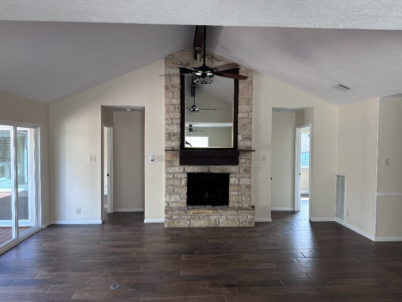 Building Photo - 1109 Lohmans Crossing Rd