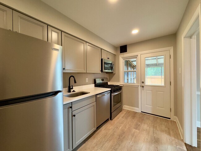 Building Photo - 205 Sipple Ave