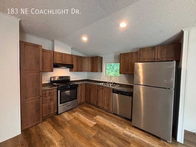 Building Photo - 183 Coachlight Dr