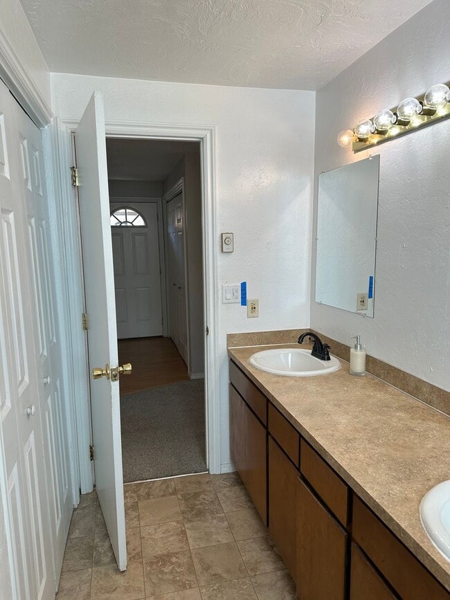 Building Photo - Updated 2 bed 1 bath dulpex in Springfield!