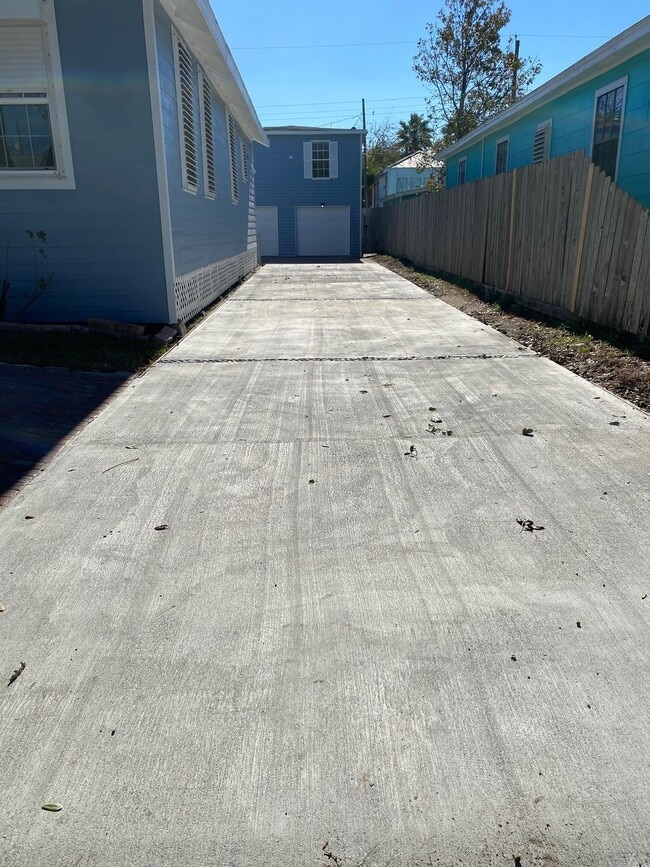 Building Photo - 4905 Bernardo De Galvez Ave