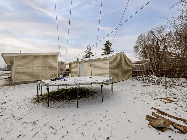 Building Photo - AVAILABLE NOW! Spacious 3-Bedroom Home with Functional Layout in Pontiac