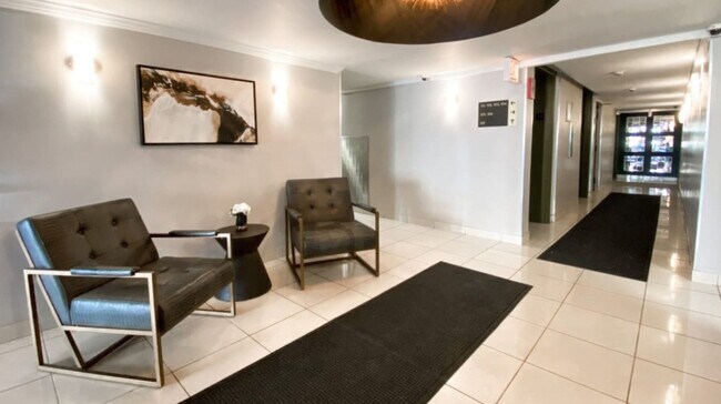 Building Photo - 639 W Grace St