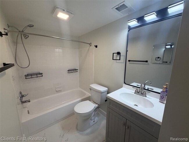 Building Photo - 204 Princeton Dr
