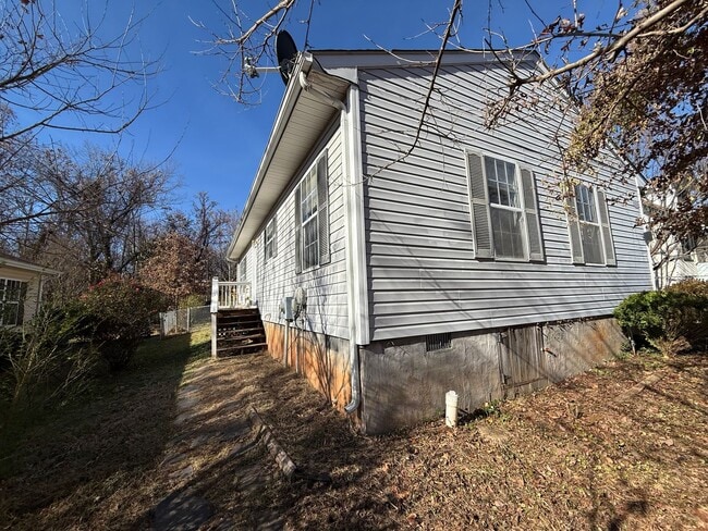 Building Photo - 504 9th St SW