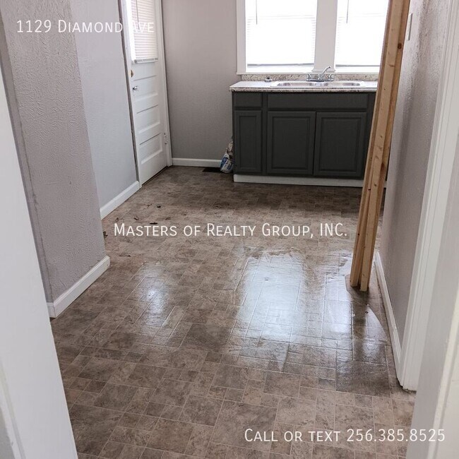 Building Photo - 1129 Diamond Ave