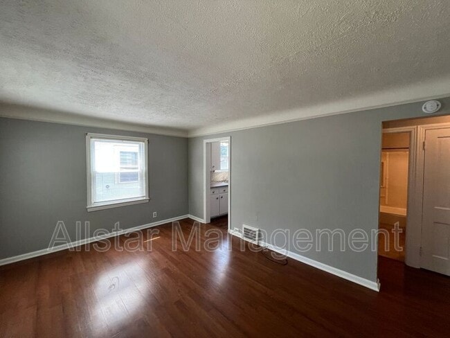 Building Photo - 1480 E 196th St