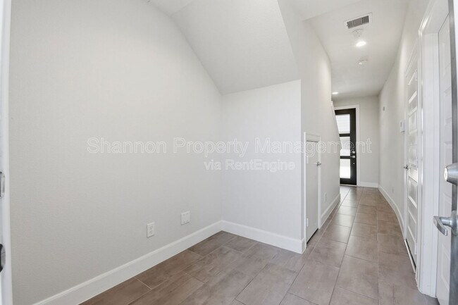 Building Photo - 3024 Charline