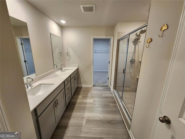 Building Photo - 235 Vly Oak Dr