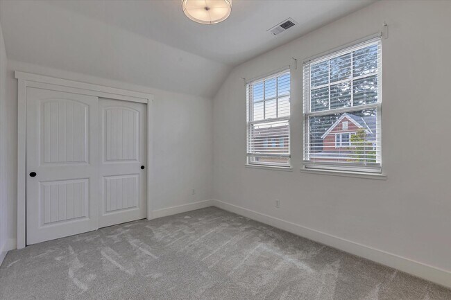 Building Photo - 928 Valencia Ave