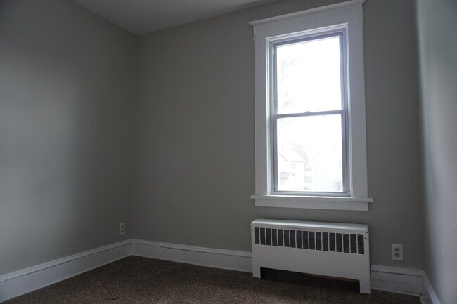 Building Photo - 890 Maplewood Ave