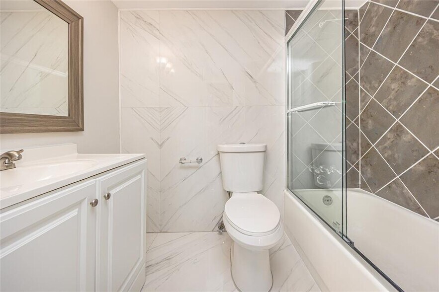 Building Photo - 250 Jacaranda Dr