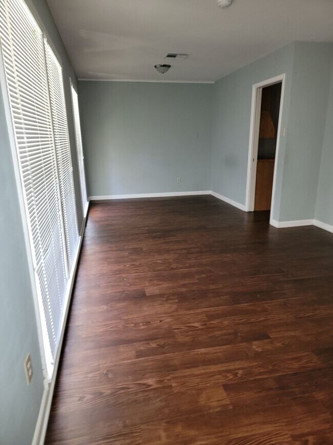 Building Photo - $500 Off 1st Month Special