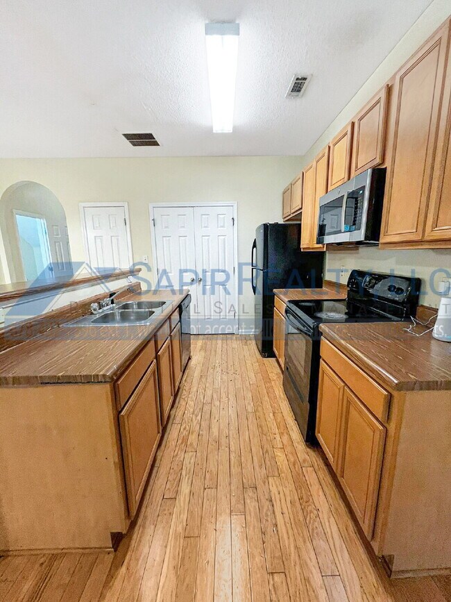 Building Photo - 5000 Lincoln Dr
