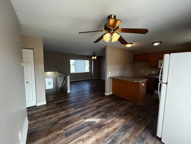 Building Photo - Bright & Beautiful 3-Bedroom Spacious, Mov...