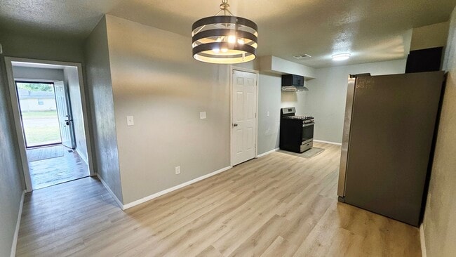 Building Photo - Beautifully Renovated 4 Bed