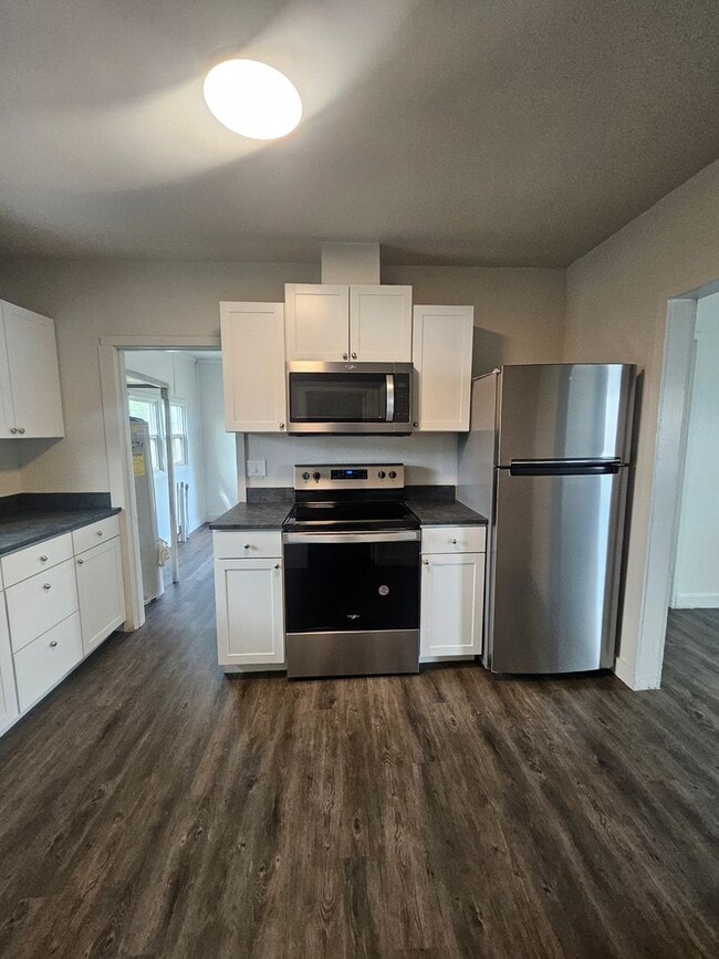 Building Photo - Cute Middleton Duplex
