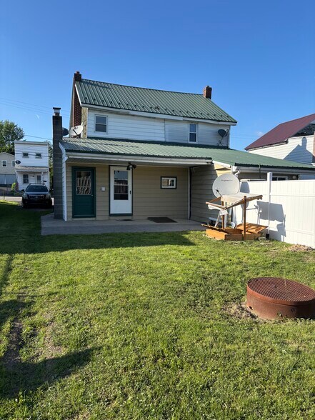 Backyard with privacy fence - 418 Furnace St