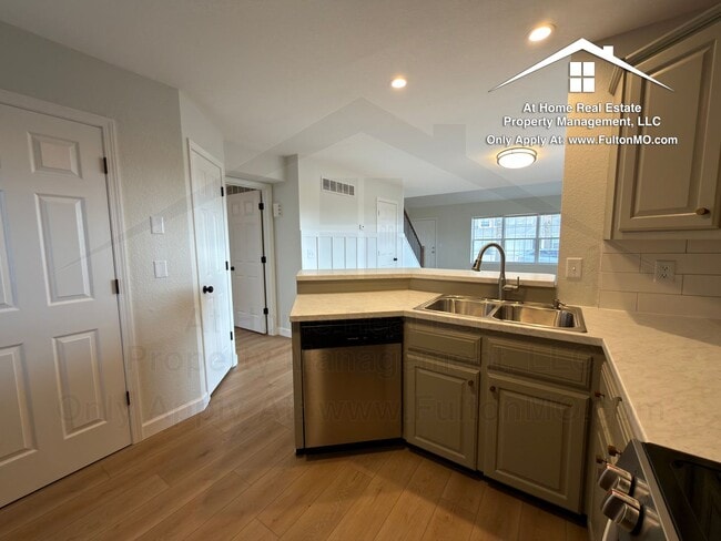 Building Photo - Greystone Court Duplex 1011-1013