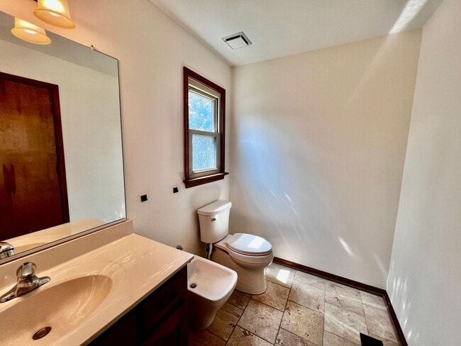 Building Photo - 4 bedroom ranch in the desirable Bellamy W...